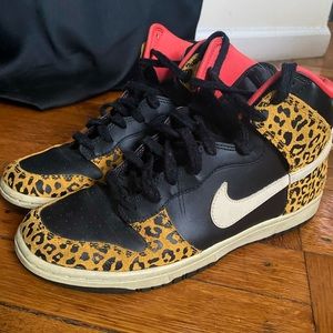Hightop Nike dunks women’s size 9